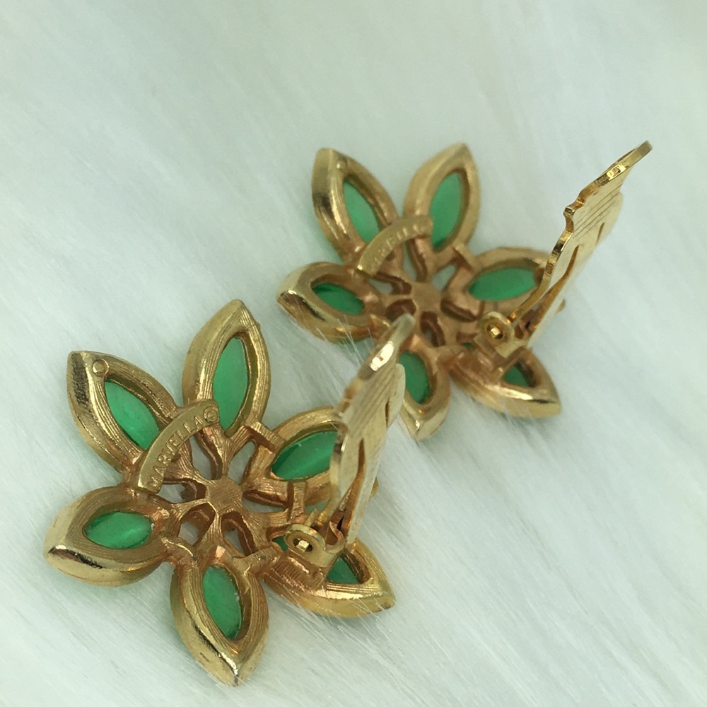 Vintage Signed Marvella Green Flower Earrings - Picture 5 of 7
